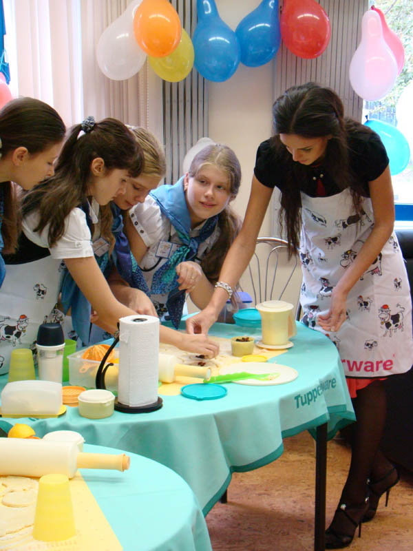 Кулинарный конкурс открывал директор школы 1447 Волкова Елена